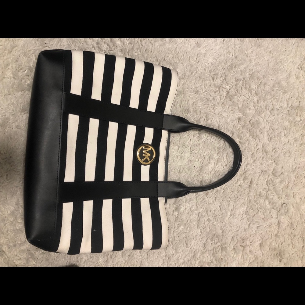 Very good condition Michael K purse :)